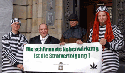 Nach dem Freispruch - v.l.n.r. Georg Wurth (DHV), Rechtsanwalt Lüko Becker, der Angeklagte Peter S. und Steffen Geyer (DHV) - Fotograf Wolfgang Mrotzkowski
