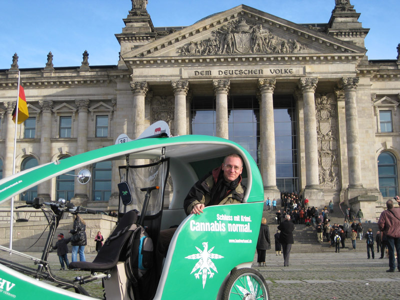 DHV-BikeTaxi mit Georg Wurth vor dem Reichstag