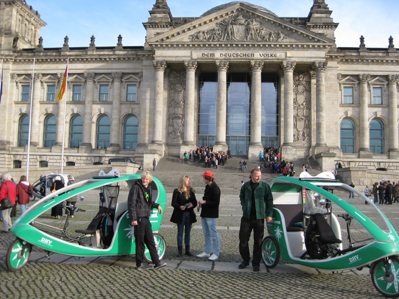 DHV-BikeTaxis vor dem Reichstag