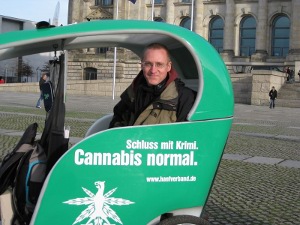 Georg Wurth im Bike Taxi vor dem Reichstag