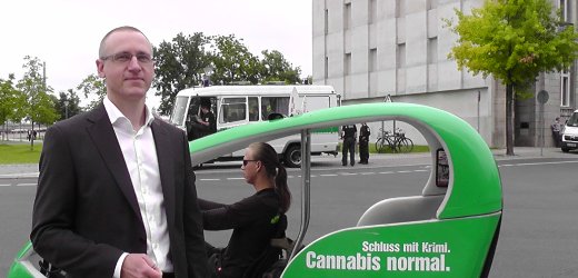 Cannabis-Lobbyist Wurth vor dem Kanzleramt: Merkel will sich dem Thema nochmals öffnen