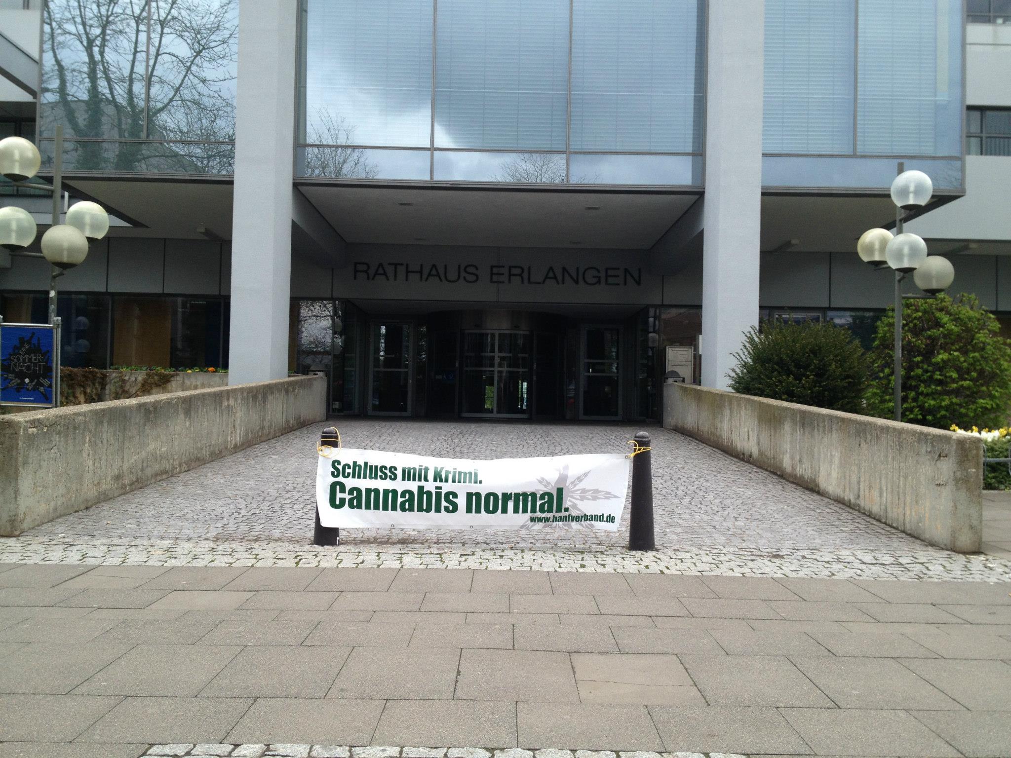 Unser DHV Banner vor dem Rathaus Erlangen, Bild Hanfblüten Freunde