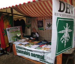 Cannabispatientin DatMuddi raucht einen legalen Joint am Infostand