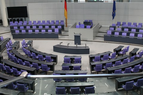 Bild des Plenarsaals im Bundestag.